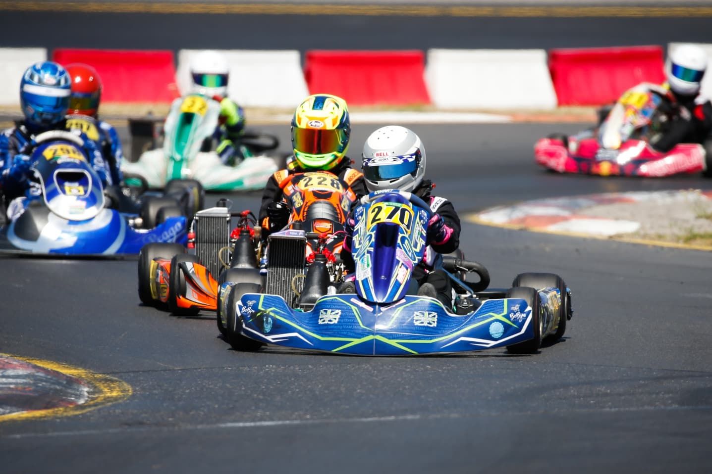 Stawka gokartów w zakręcie, z przodu gokart z numerem 270