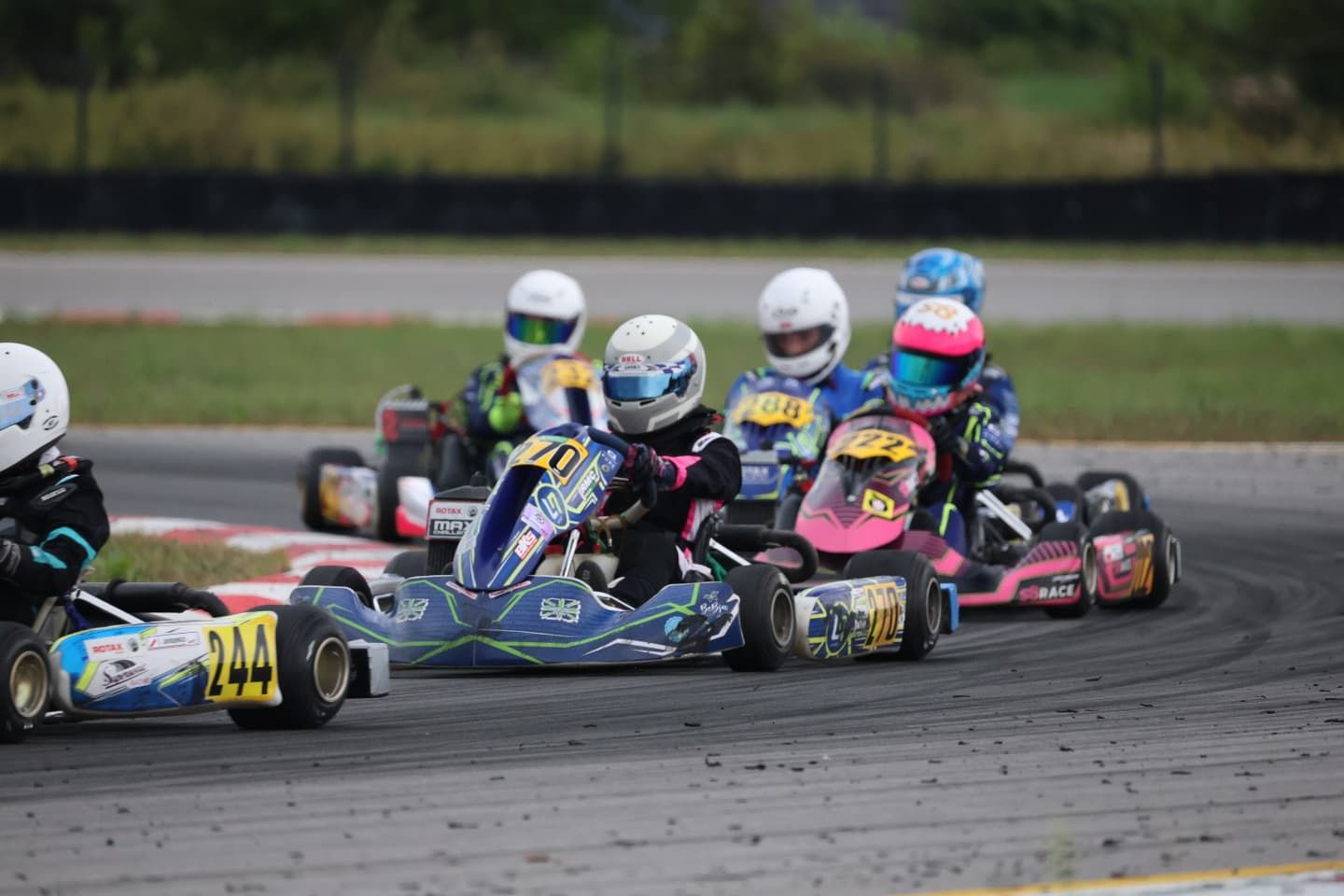 Grupa gokartów w zakręcie