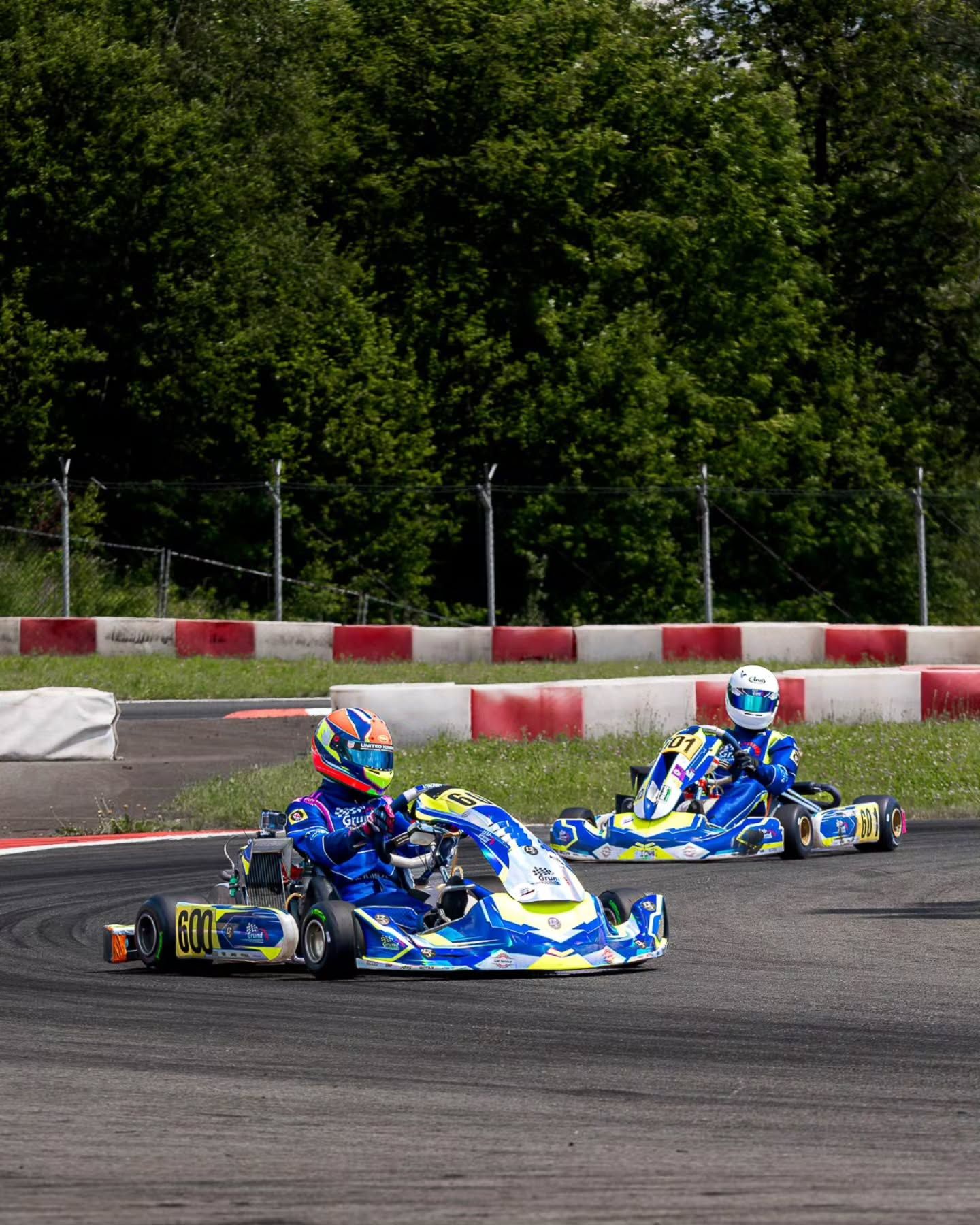 Gokart z numerem 600 w zakręcie, za nim drugi gokart
