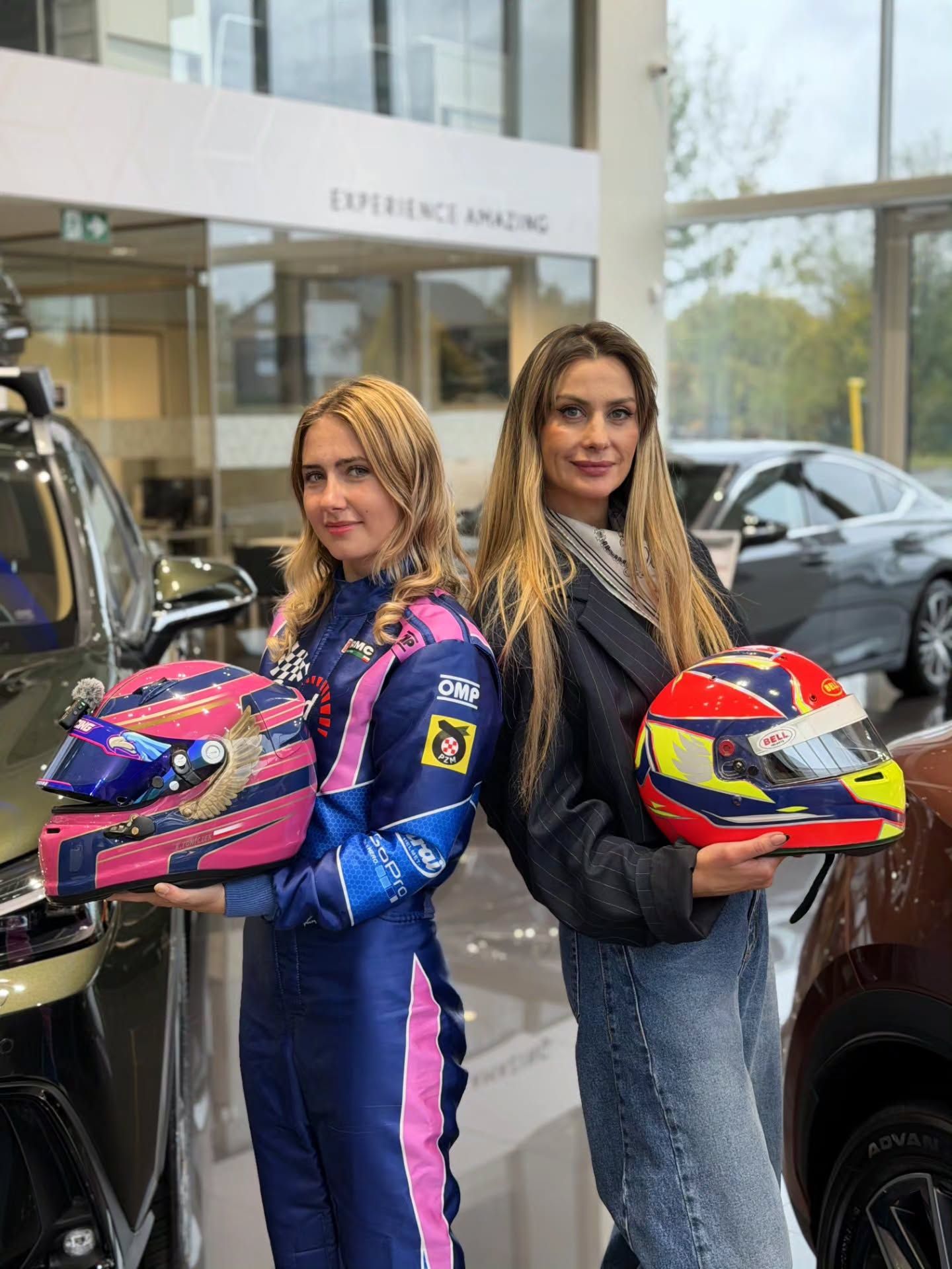 Katarzyna z organizatorką Klubu Kobiet w salonie Lexus Gliwice, obie z kaskami