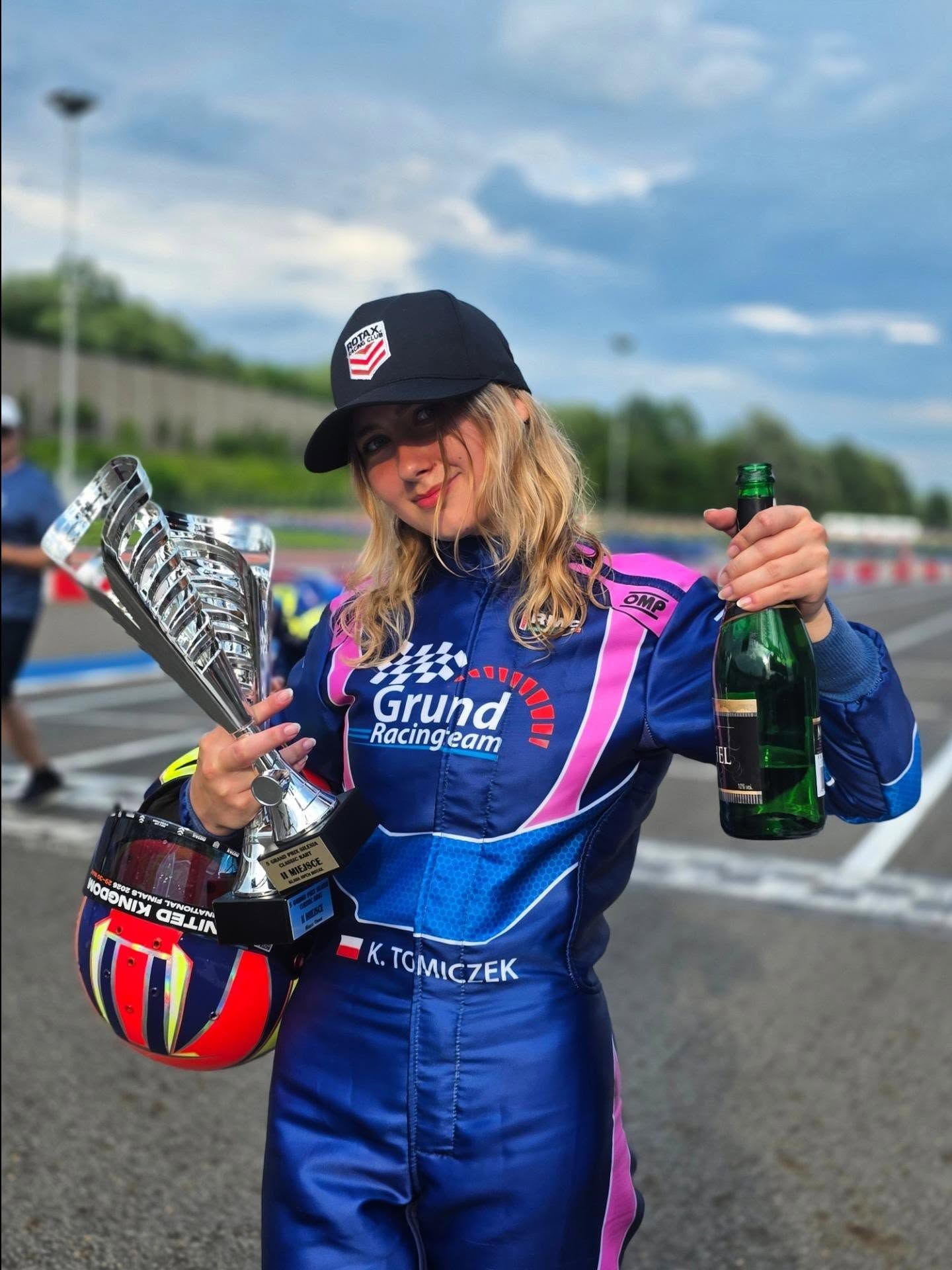 Katarzyna z pucharem za drugie miejsce w Open Kart Cup na torze Steel Ring